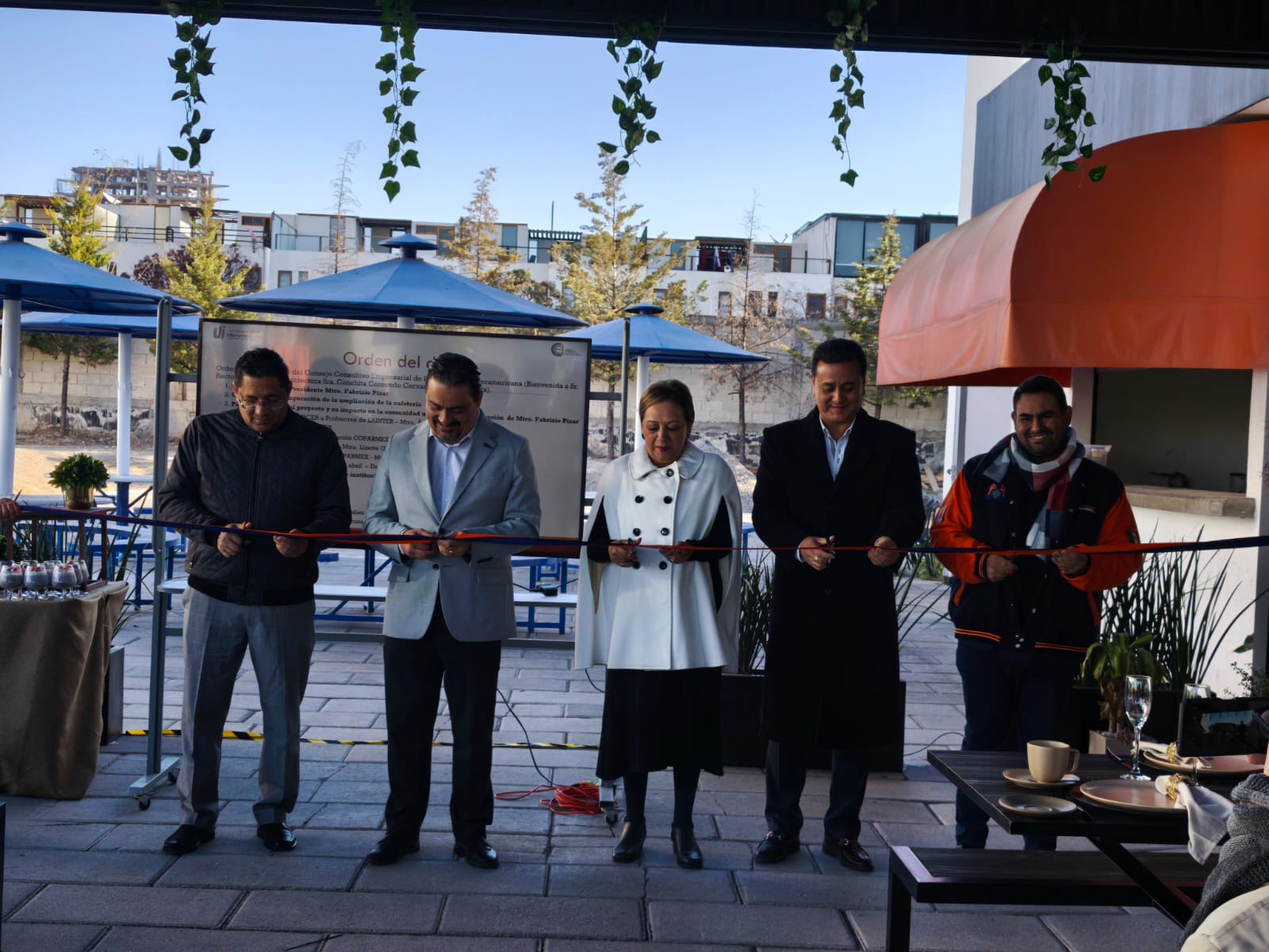 Nuestros directivos de La Inter, así como miembros del CCEI en la inauguración de la extensión de la cafetería.