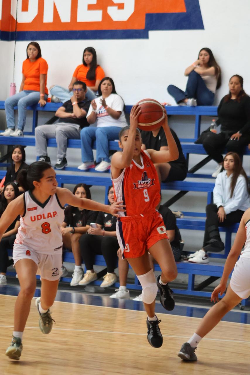 Triunfo categórico de Halcones sobre Aztecas