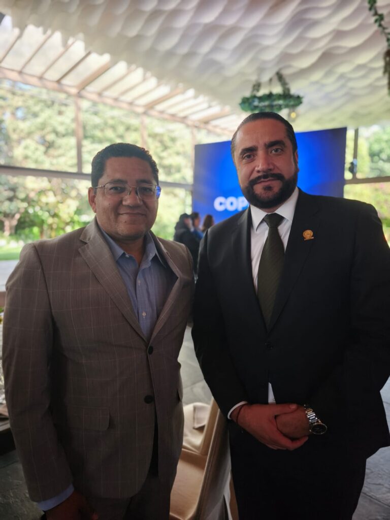 Nuestro rector, José David Ortega Cerecedo junto al vicepresidente de Infraestructura y servicios públicos del CCE, doctor Alejandro Muñoz