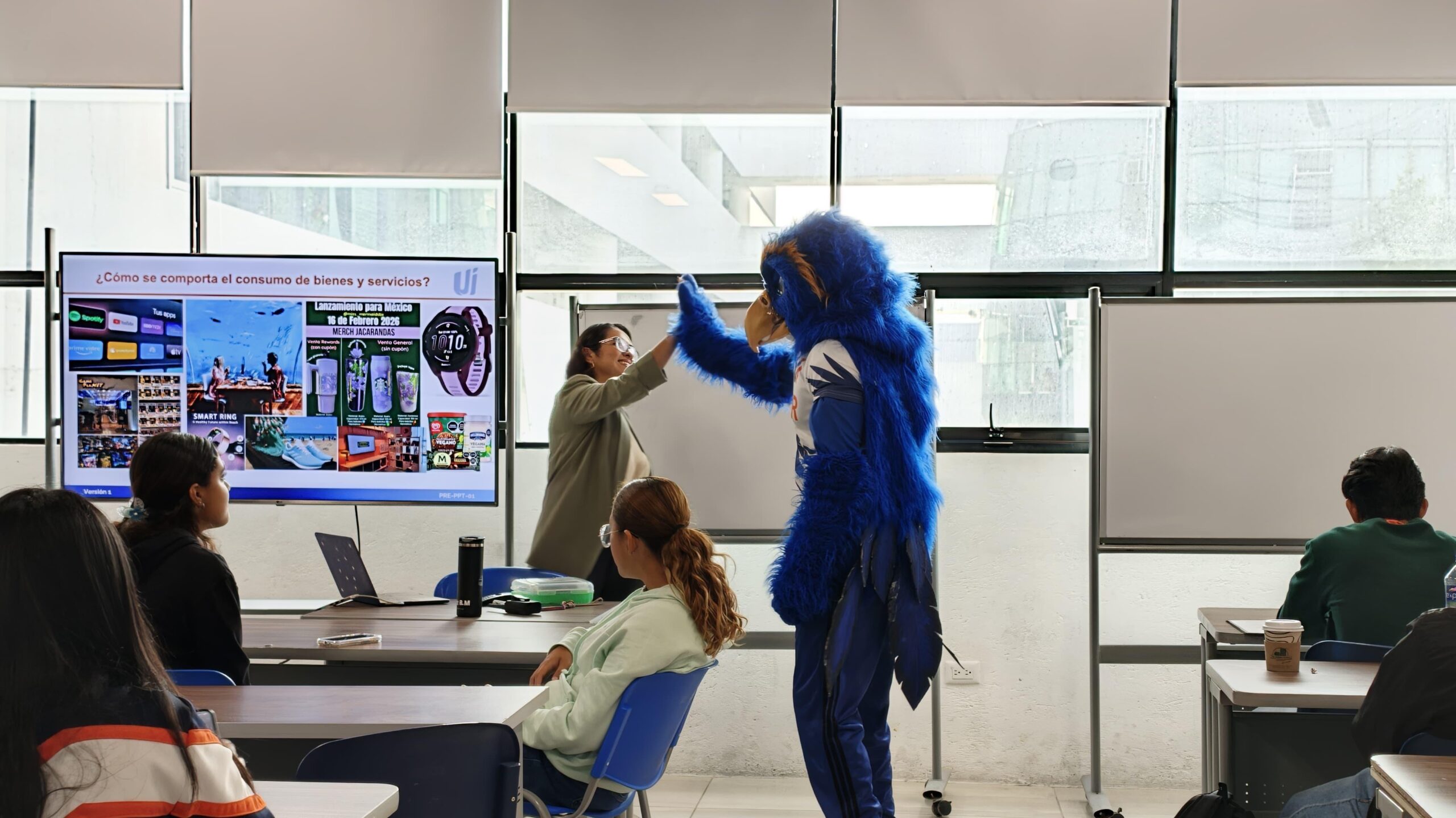 "Halcón Inter" le dio la bienvenida a las y los alumnos de Preparatoria que este lunes regresaron a las aulas.