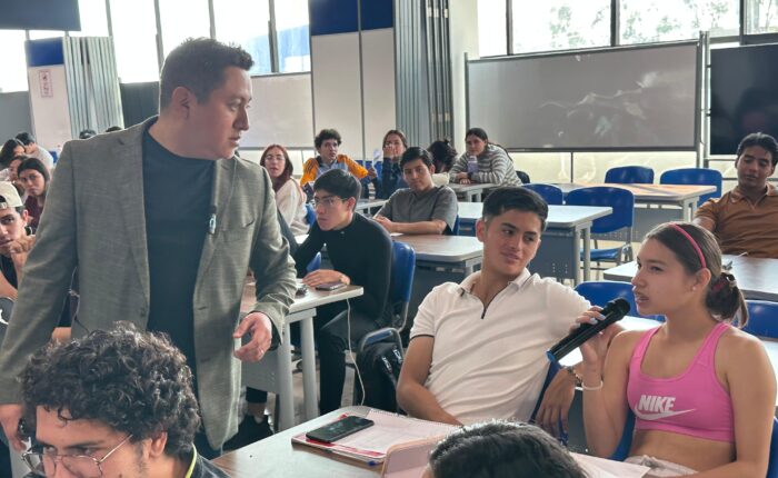 Participación activa de los alumnos ante la ponencia del Mtro Carlos Valero