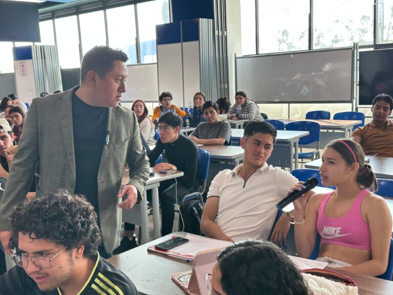Participación activa de los alumnos ante la ponencia del Mtro Carlos Valero