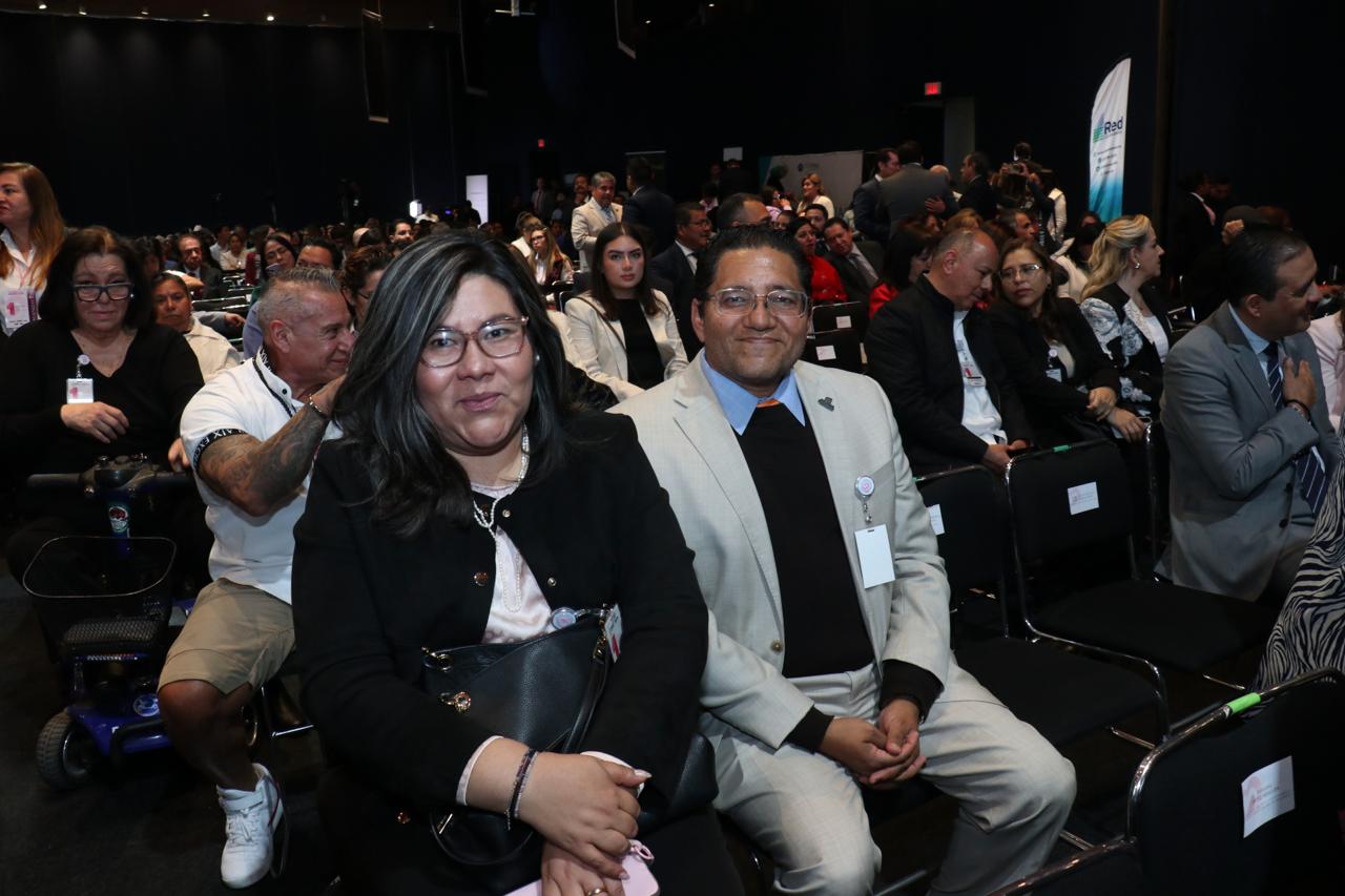 El rector de La Inter, José David Ortega Cerecedo en compañia de la directora de Prepa Inter, Mtra Thais Sánchez.