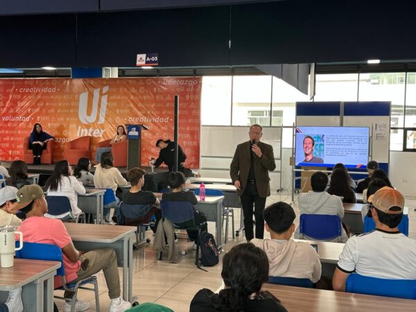 Las y los estudiantes de la Inter se mantienen al pendiente de cada una de las ponencias.