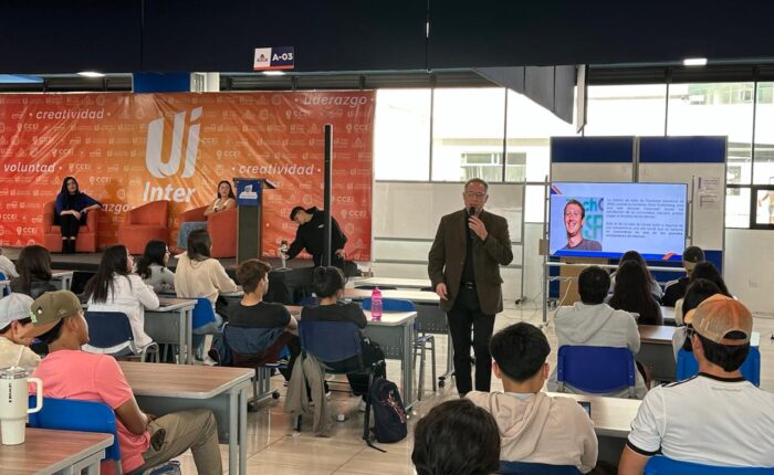 Las y los estudiantes de la Inter se mantienen al pendiente de cada una de las ponencias.