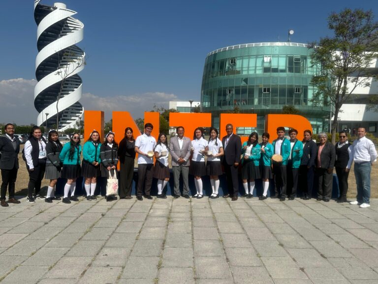 El rector José David Ortega junto con el CCEI recibió a estudiantes del COBAEP