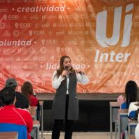 La Maestra Mayra Landero fue la encargada de impartir el tema "Lean Startup"