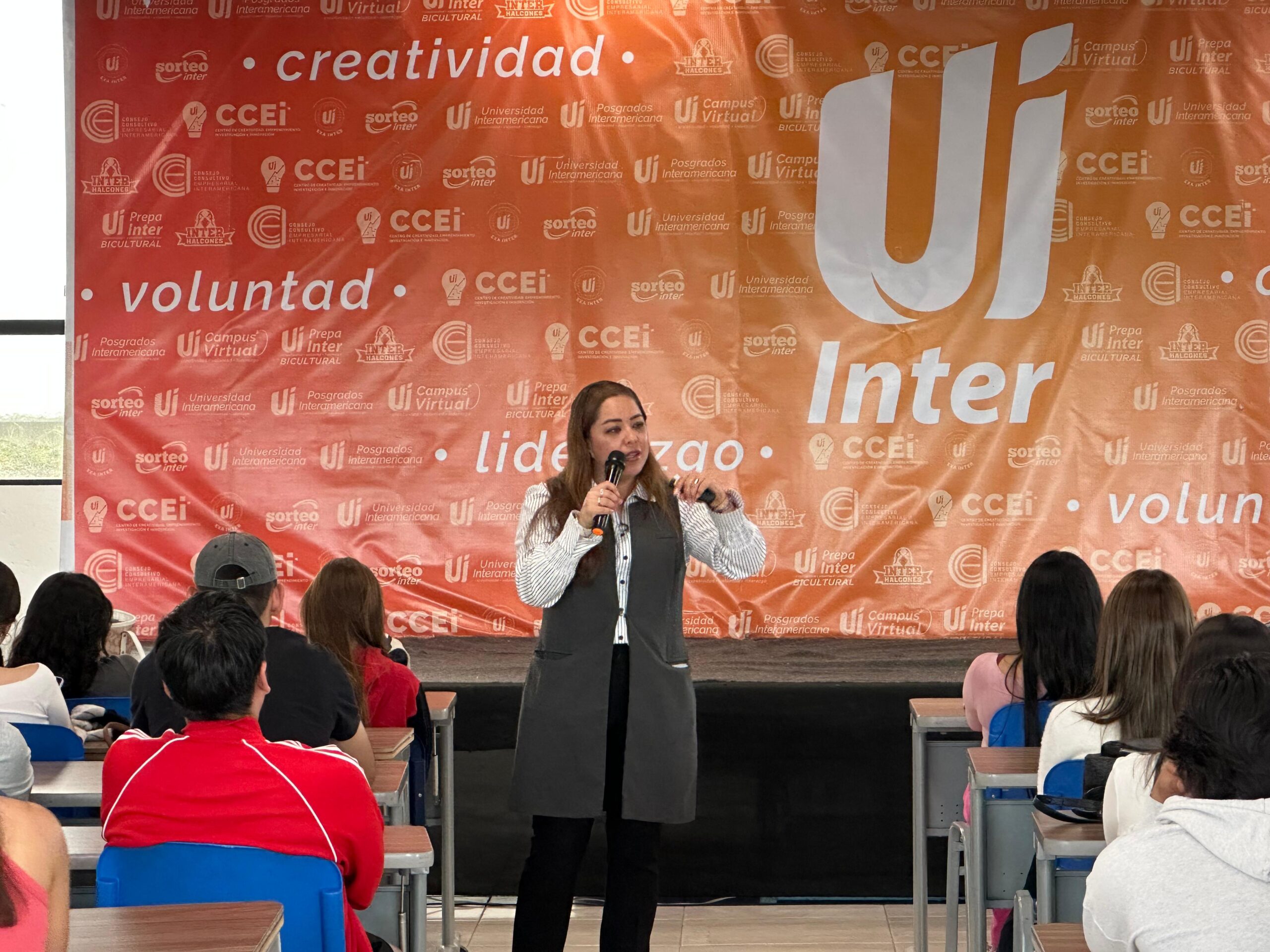 La Maestra Mayra Landero fue la encargada de impartir el tema "Lean Startup"