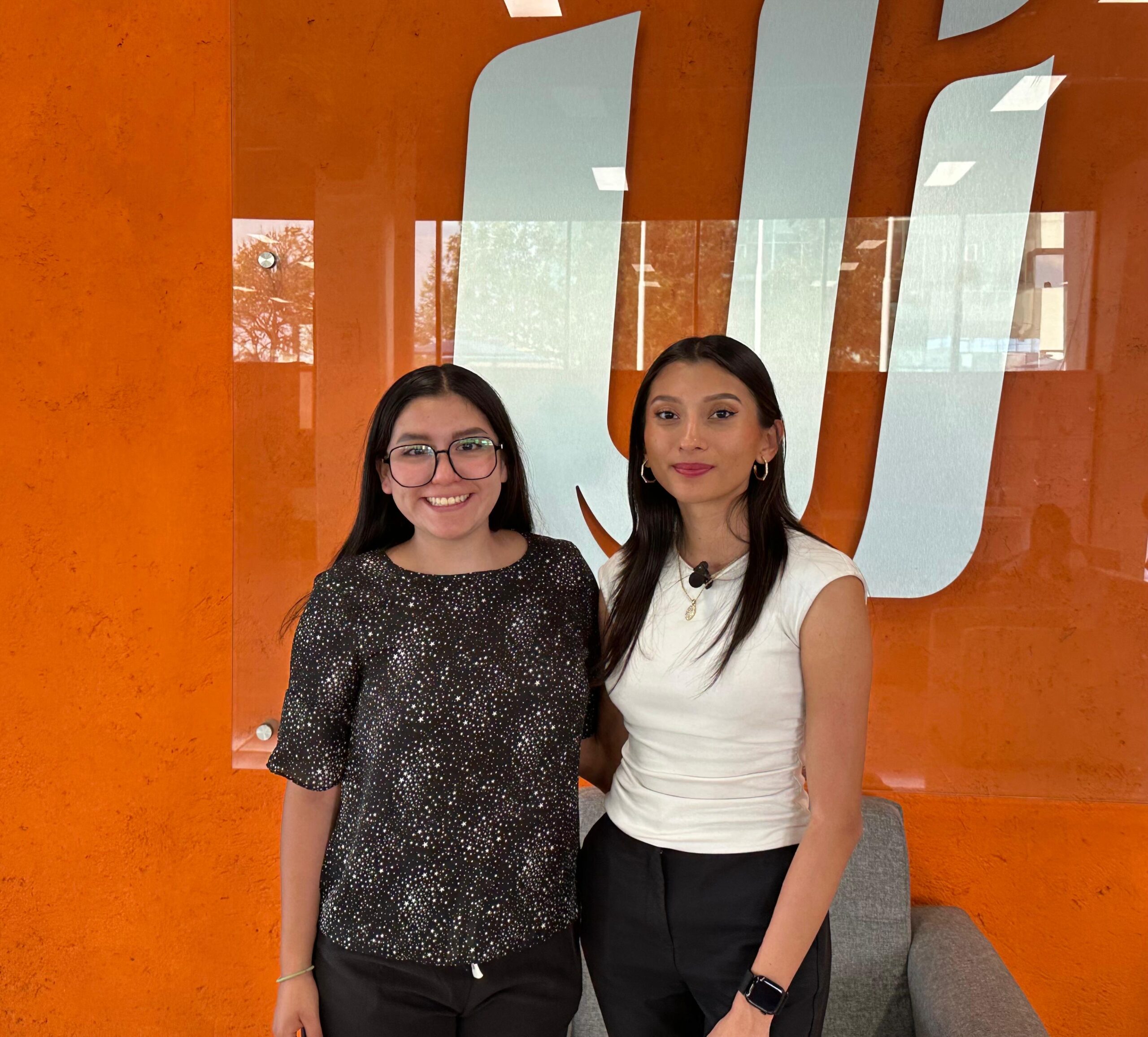 La alumna Sarahí Yamilé Medel en compañía de su maestra