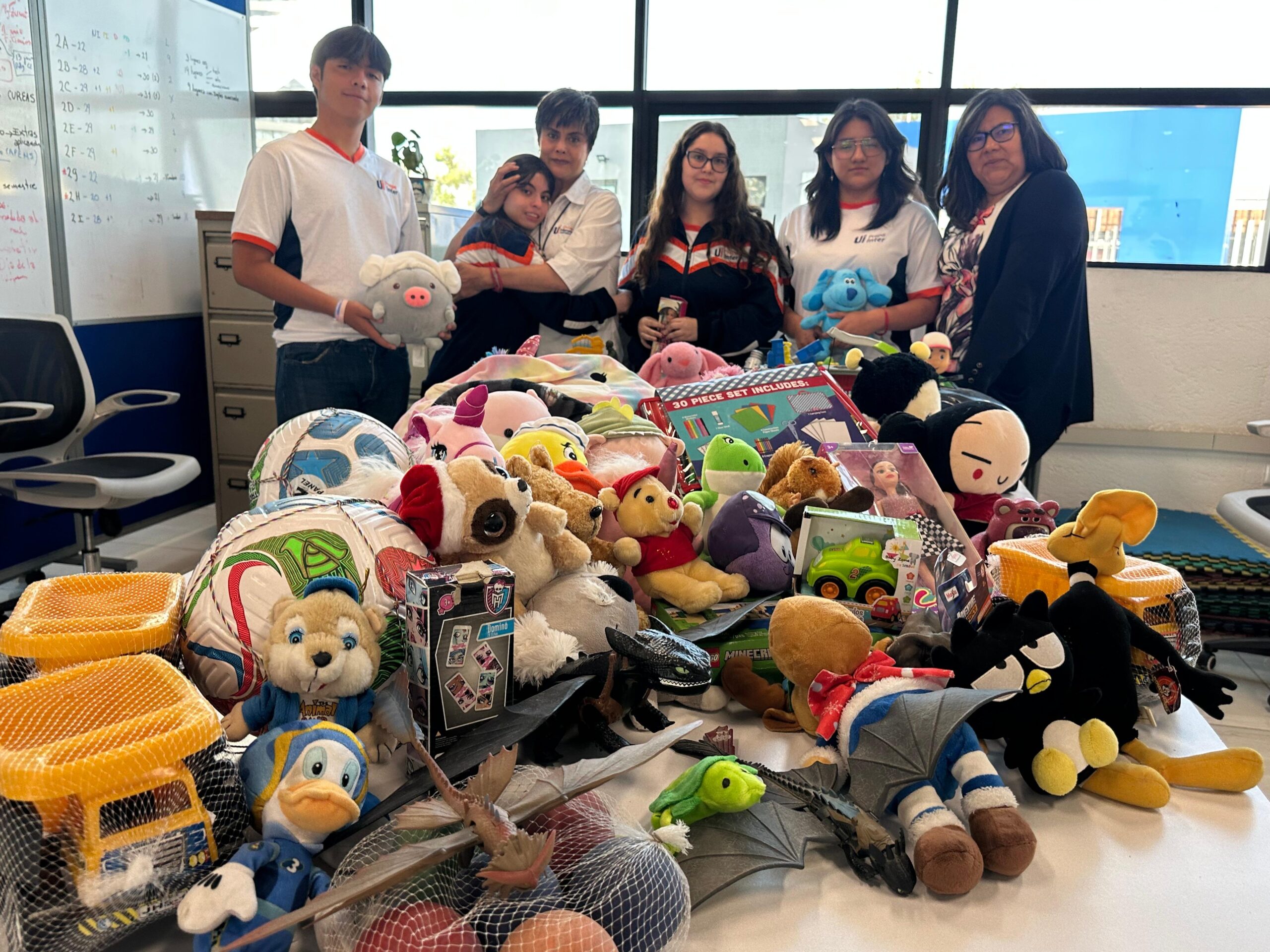 Prepa Inter entregó donativo de juguetes al área de responsabilidad social de La Inter