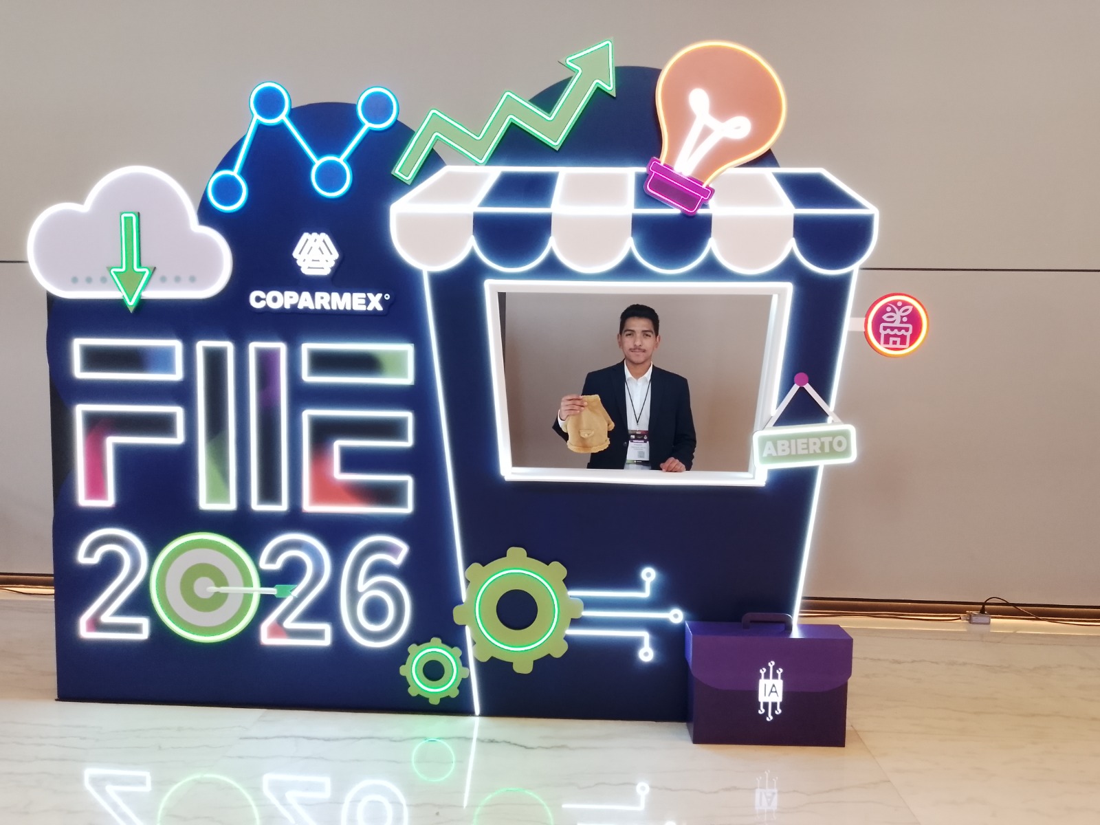 El alumno Emmanuel Reyes con representación de La Inter