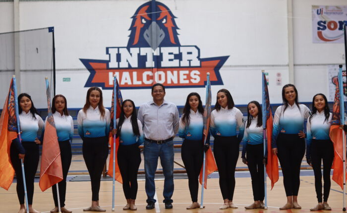 El equipo representativo de Color Guard de la Universidad Interamericana