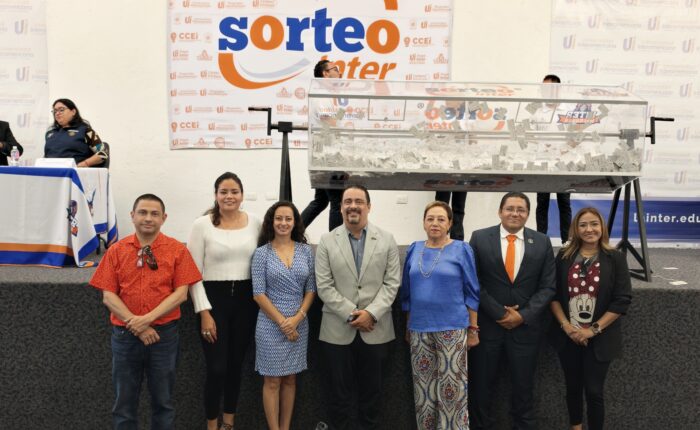 Autoridades encabezadas por el rector. Dr. José David Ortega Cerecedo se realizó el sorteo 40 aniversario Inter
