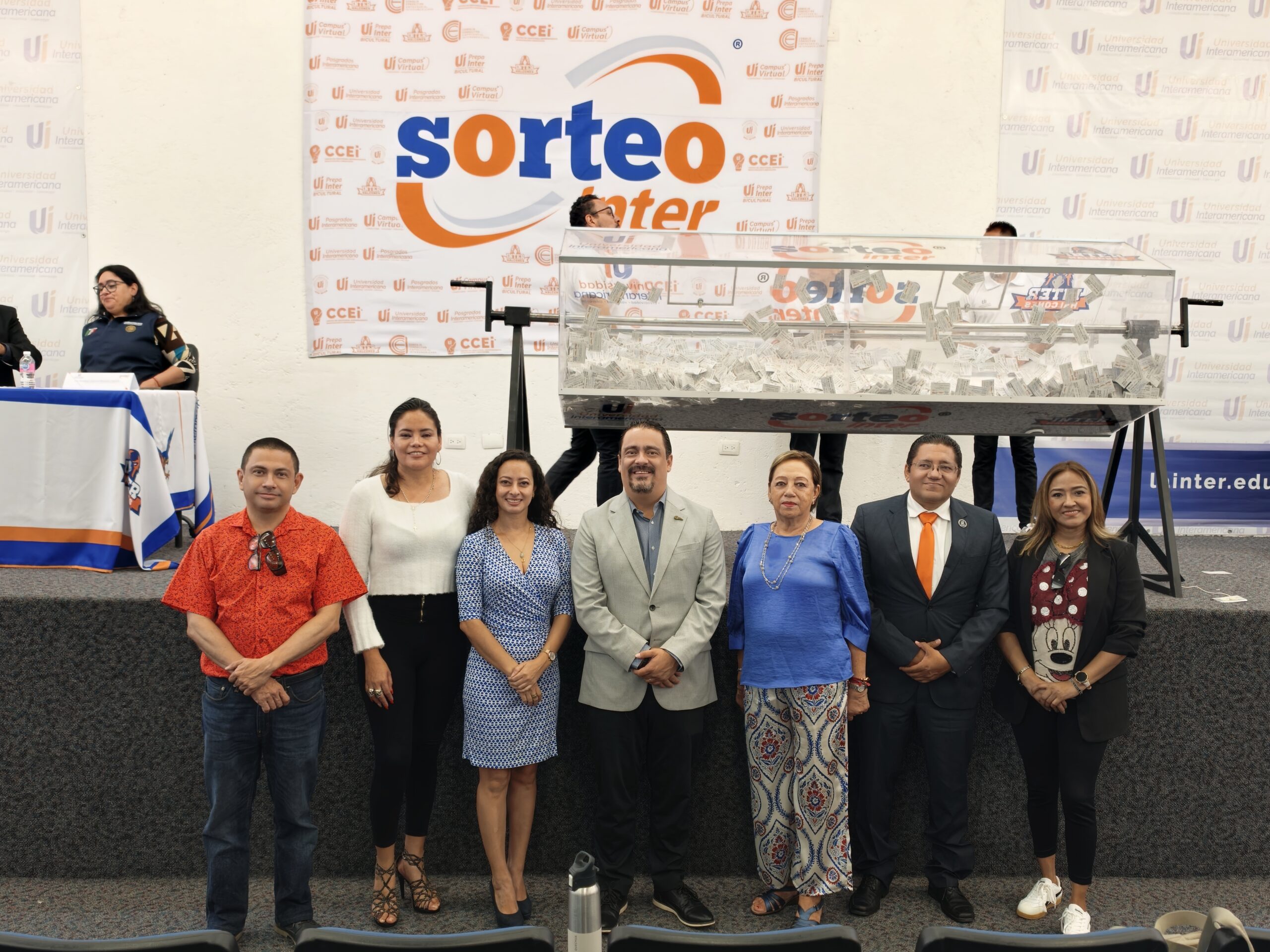 Autoridades encabezadas por el rector. Dr. José David Ortega Cerecedo se realizó el sorteo 40 aniversario Inter