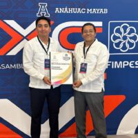 Nuestro rector, Dr. José David Ortega Cerecedo recibió el Distintivo por parte de FIMPES