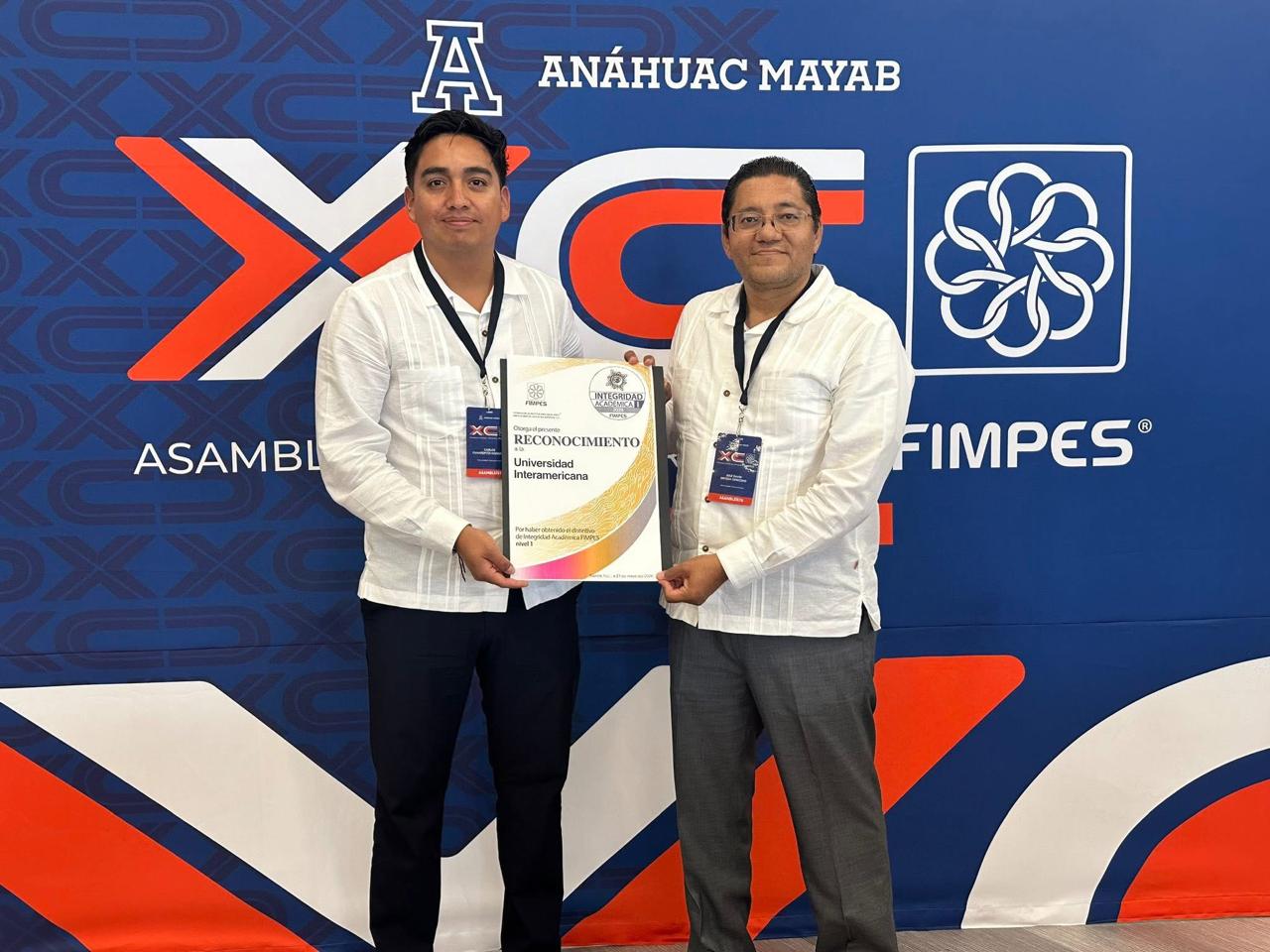 Nuestro rector, Dr. José David Ortega Cerecedo recibió el Distintivo por parte de FIMPES