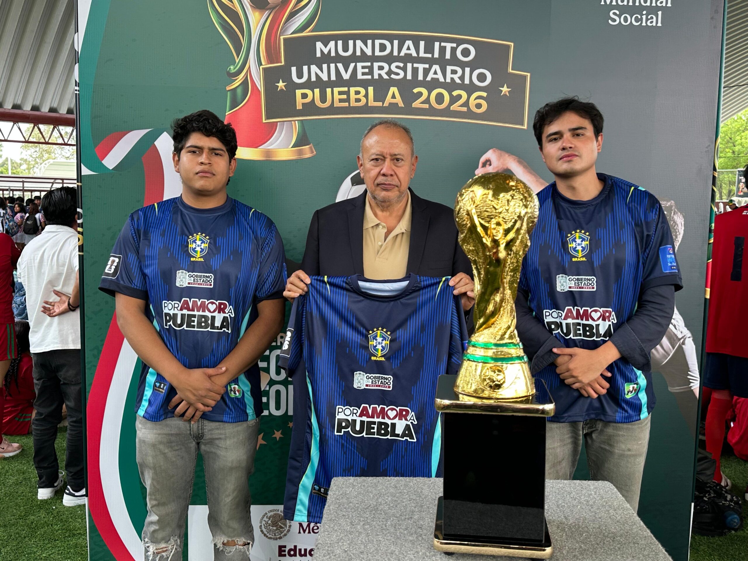 El ingeniero Enrique Ríos, junto con nuestros futbolistas de La Inter