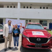 El rector de La Inter, DR. José David Ortega Cerecedo con la ganadora del primer premio