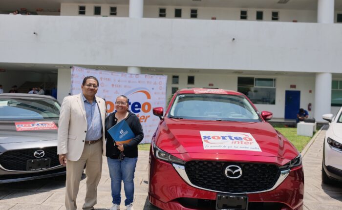 El rector de La Inter, DR. José David Ortega Cerecedo con la ganadora del primer premio