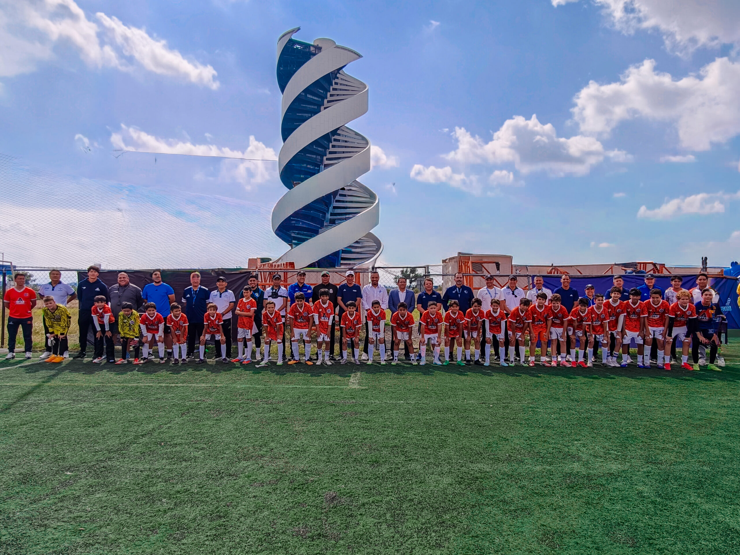 Formadores de FIFA junto a entrenadores del SNF en la evaluación a entrenadores del país en La Inter